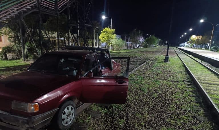 Alcoholizado, un hombre transitó con su auto por las vías del ferrocarril - imagen de origen
