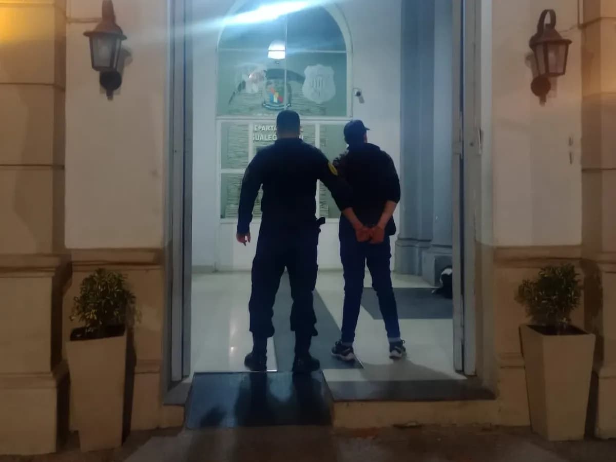 Incumplió el arresto domiciliario y lo atraparon andando por las calles de la ciudad - imagen de origen