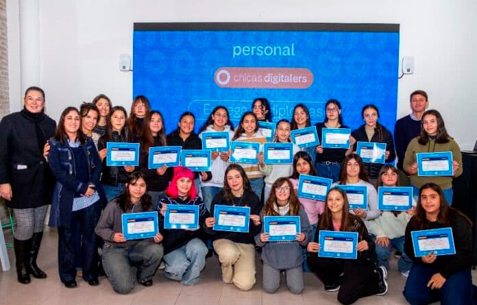 Entregaron diplomas a las egresadas del programa Chicas Digitalers - imagen de origen