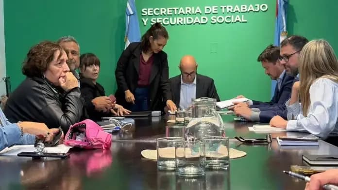 El Gobierno provincial convocó a estatales y docentes a una mesa paritaria - imagen de origen
