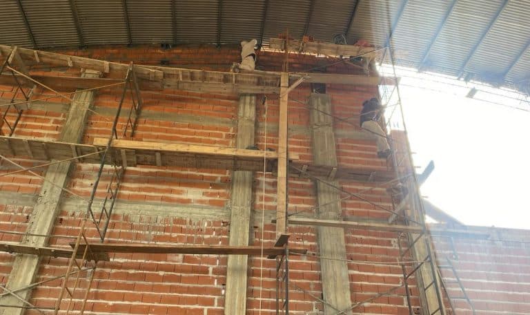 El cerramiento del gimnasio del Club Ferrocarril se encuentra en su última etapa - imagen de origen