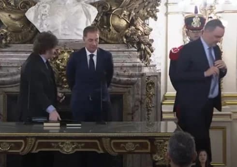 Con Adorni a su lado, Santilli juró como jefe de Gabinete: hubo fuerte presencia de gobernadores y dirigentes del PRO - imagen de origen