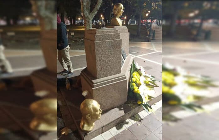 Demoraron a jóvenes por derribar el busto de Juan Domingo Perón en Plaza Ramírez - imagen de origen