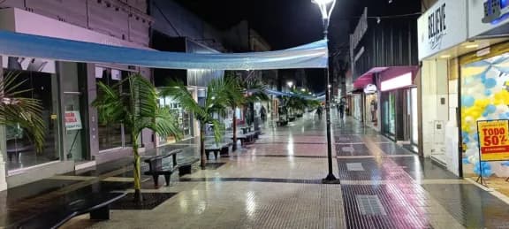 Paraná: Piden que los comercios modifiquen su horario el viernes por el partido de Argentina - imagen de origen