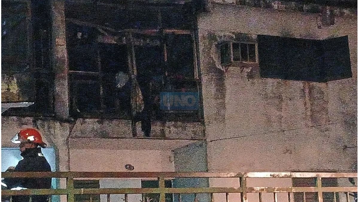 Un grave incendio destruyó parte de una vivienda en barrio Paraná XIII - imagen de origen