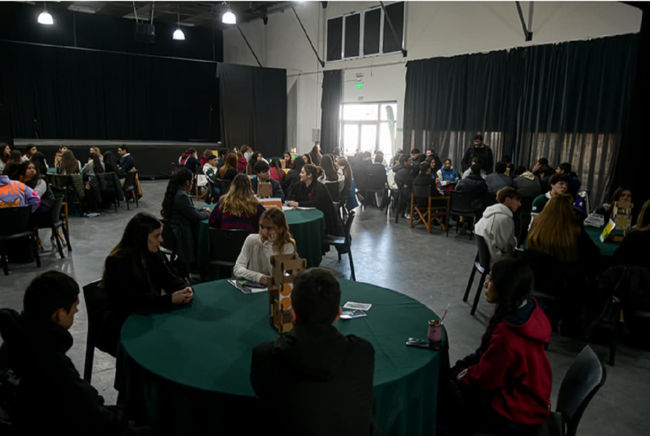 Feria Construir Futuro: Más de 2.000 estudiantes conocieron las propuestas académicas de Paraná - imagen de origen