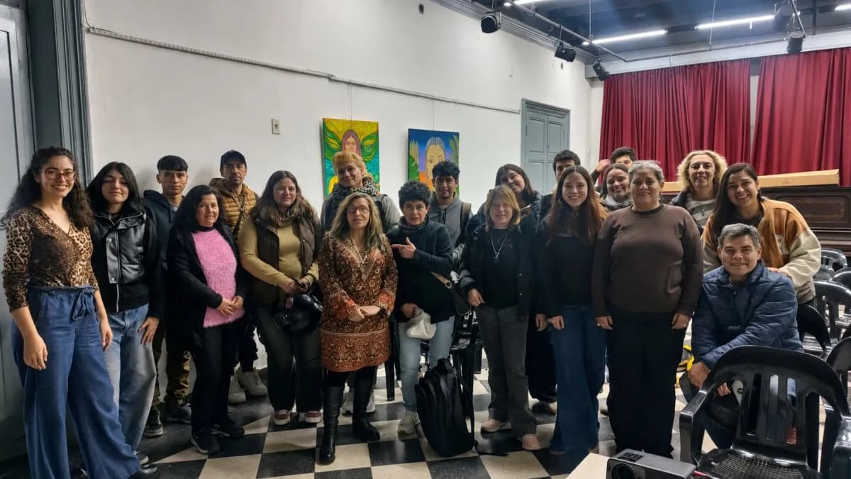 La Escuela de Carnaval de Paraná lleva a Nogoyá un ciclo gratuito de formación para artistas locales - imagen de origen