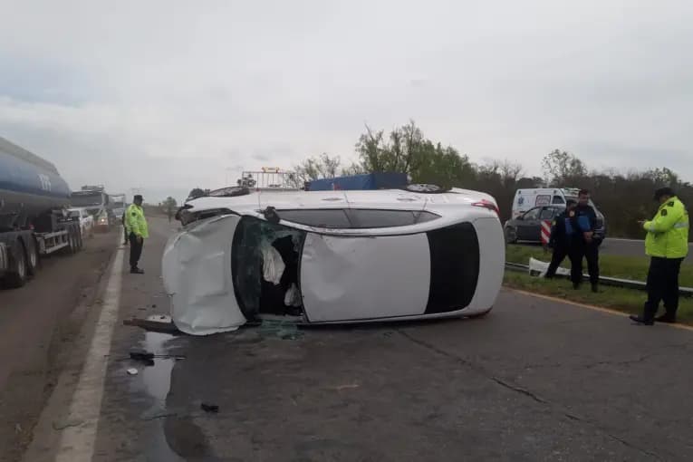 Un hombre sufrió una grave fractura tras volcar con su auto en la Ruta 12 - imagen de origen
