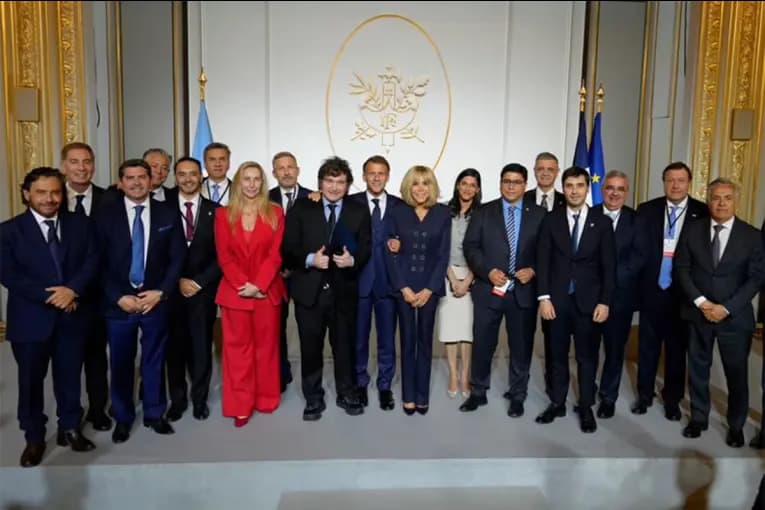 Milei y gobernadores fueron recibidos por Macrón en el Palacio del Elíseo - imagen de origen