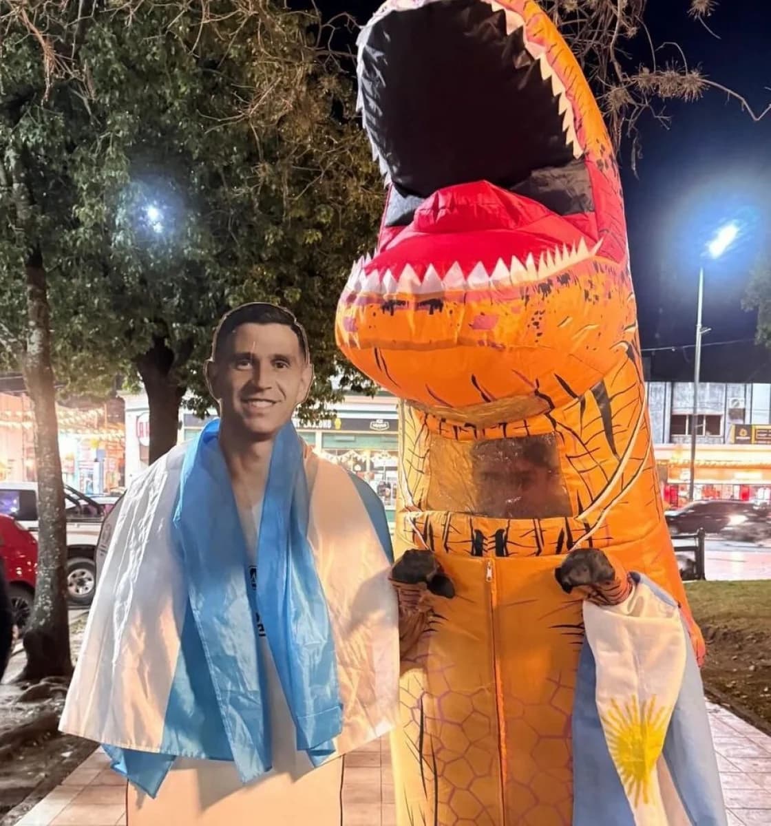 Con bocinazos y banderas, vecinos celebraron en Plaza Ramírez el pase de Argentina a octavos - imagen de origen