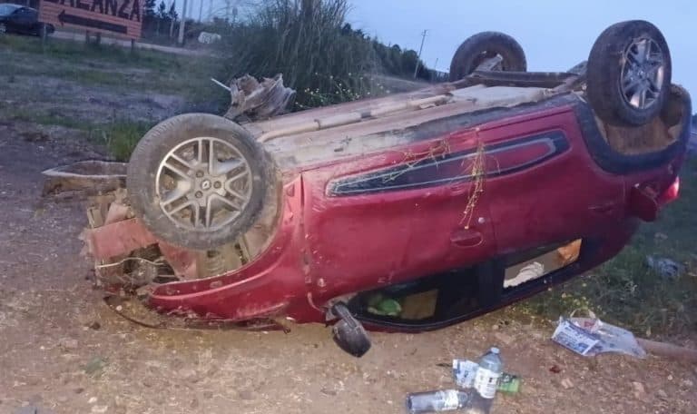 Despistó y volcó en la autovía un auto con tres ocupantes, entre ellos una niña - imagen de origen