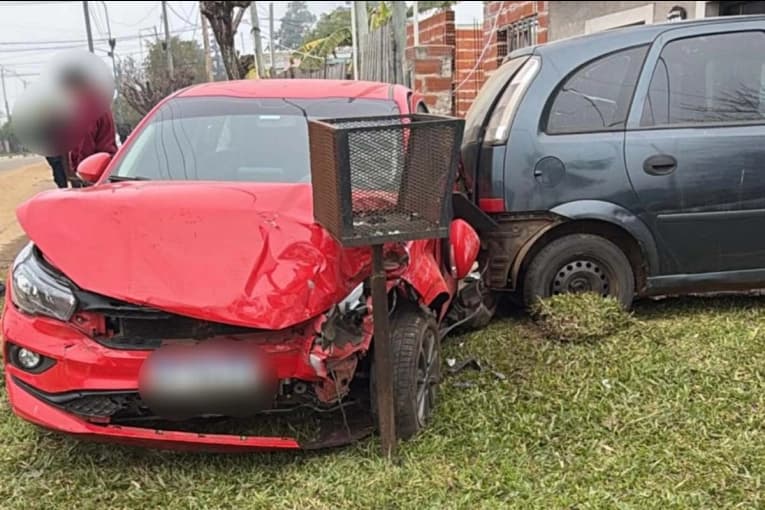 Piden que se esclarezca un accidente provocado por un auto que se subió a una vereda - imagen de origen