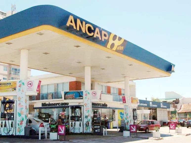 Tras el fin de la guerra, Uruguay baja entre 5 y 7,6 % los precios de naftas, gasoil y gas - imagen de origen