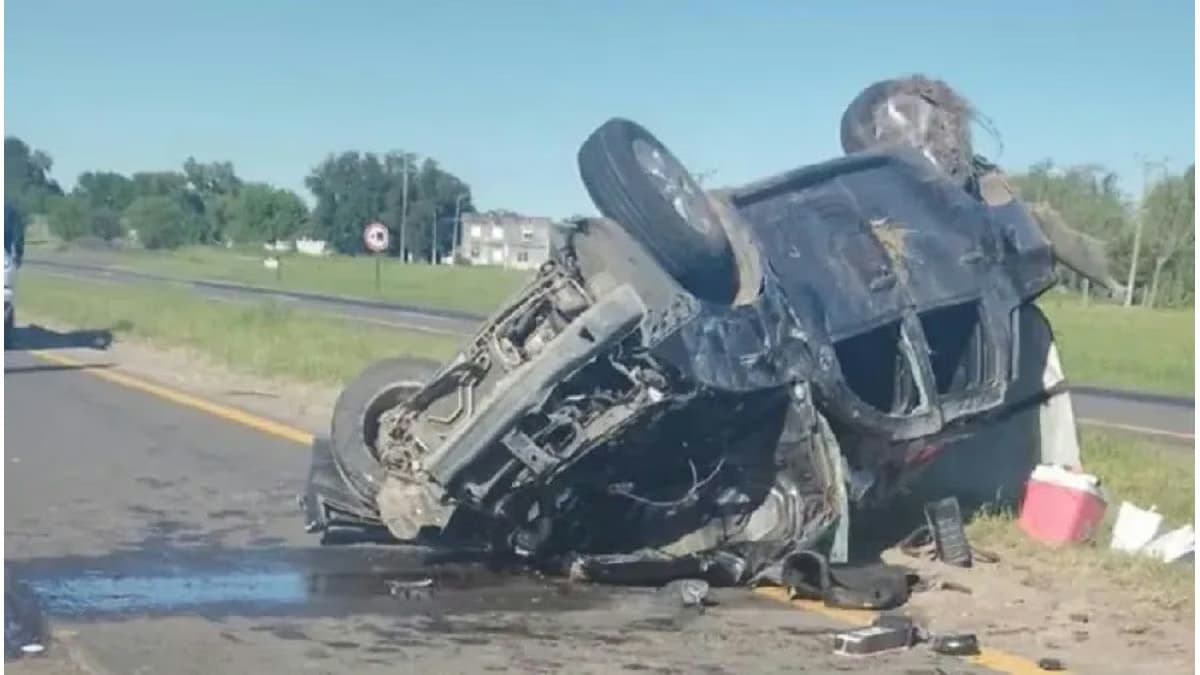En la ruta 14, una camioneta volcó y dejó tres heridos, entre ellos un niño.