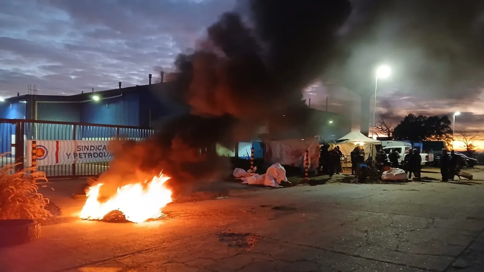 "Esto es un combo explosivo que no va a quedar nada": Trabajadores reclaman frente al cierre de Unionbat - imagen de origen