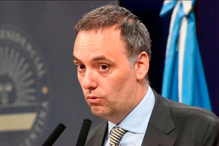 La Justicia le prohibió salir del país a Manuel Adorni en la causa por enriquecimiento ilícito - imagen de origen