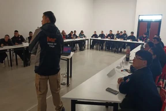 Bomberos voluntarios se capacitaron en Villa Elisa en el Curso Básico de Combatiente de Incendios Forestales - imagen de origen