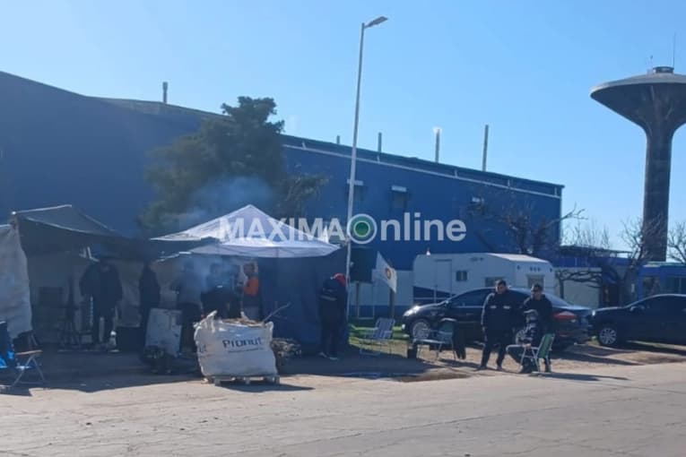 Acampan frente a la planta de UnionBat, en medio del despido de los 100 trabajadores - imagen de origen