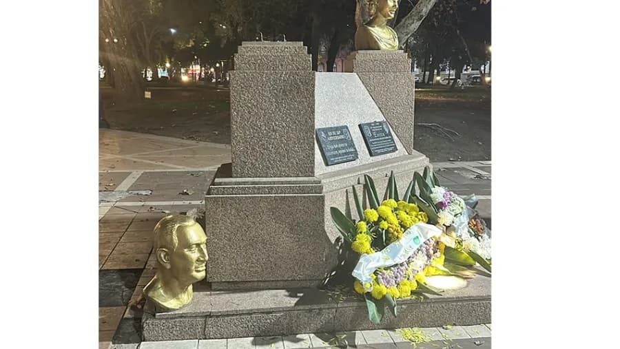 Vandalizaron el busto de Juan Domingo Perón en Concepción del Uruguay y esperan identificar a sus responsables | Análisis - imagen de origen