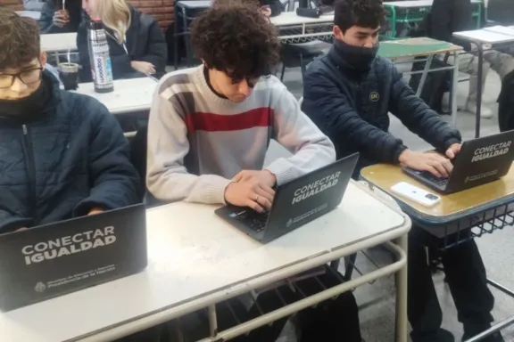 Estudiantes de una escuela técnica refaccionan computadoras para escuelas primarias - imagen de origen