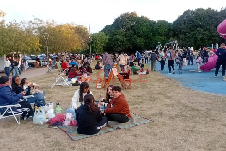Paranaenses disfrutaron el feriado en la Plaza Mujeres Entrerrianas - imagen de origen