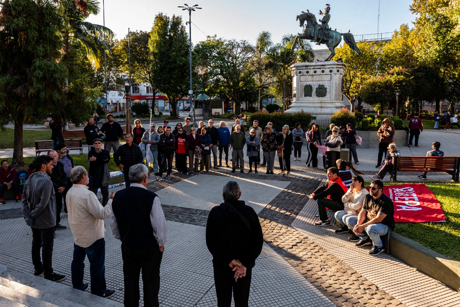 Jubilados y pensionados de Concordia se movilizaron en la Plaza 25 de Mayo en defensa de la salud pública - 7PAGINAS - imagen de origen