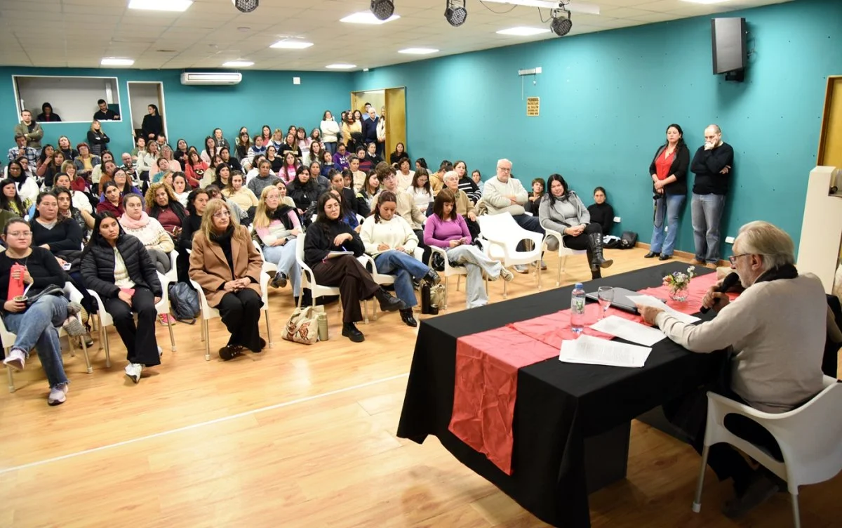 Concepción del Uruguay recibió al Dr. Fernando Avendaño en una jornada de formación docente - imagen de origen