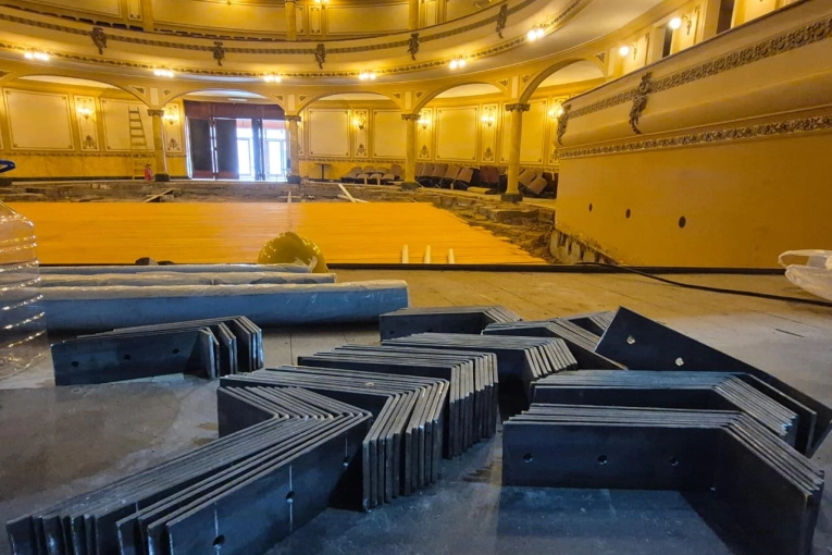 Llegaron las maderas para el nuevo piso de la sala principal del Teatro Gualeguaychú - imagen de origen
