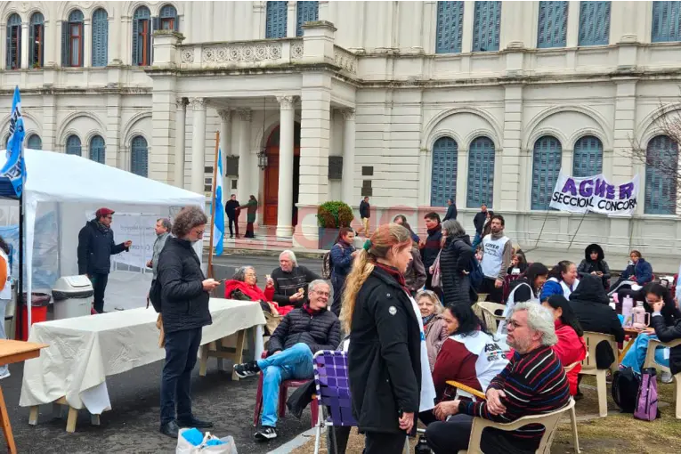 Acampe de Agmer en Plaza Mansilla: “El gobierno no debería avanzar con ninguna reforma previsional” - imagen de origen