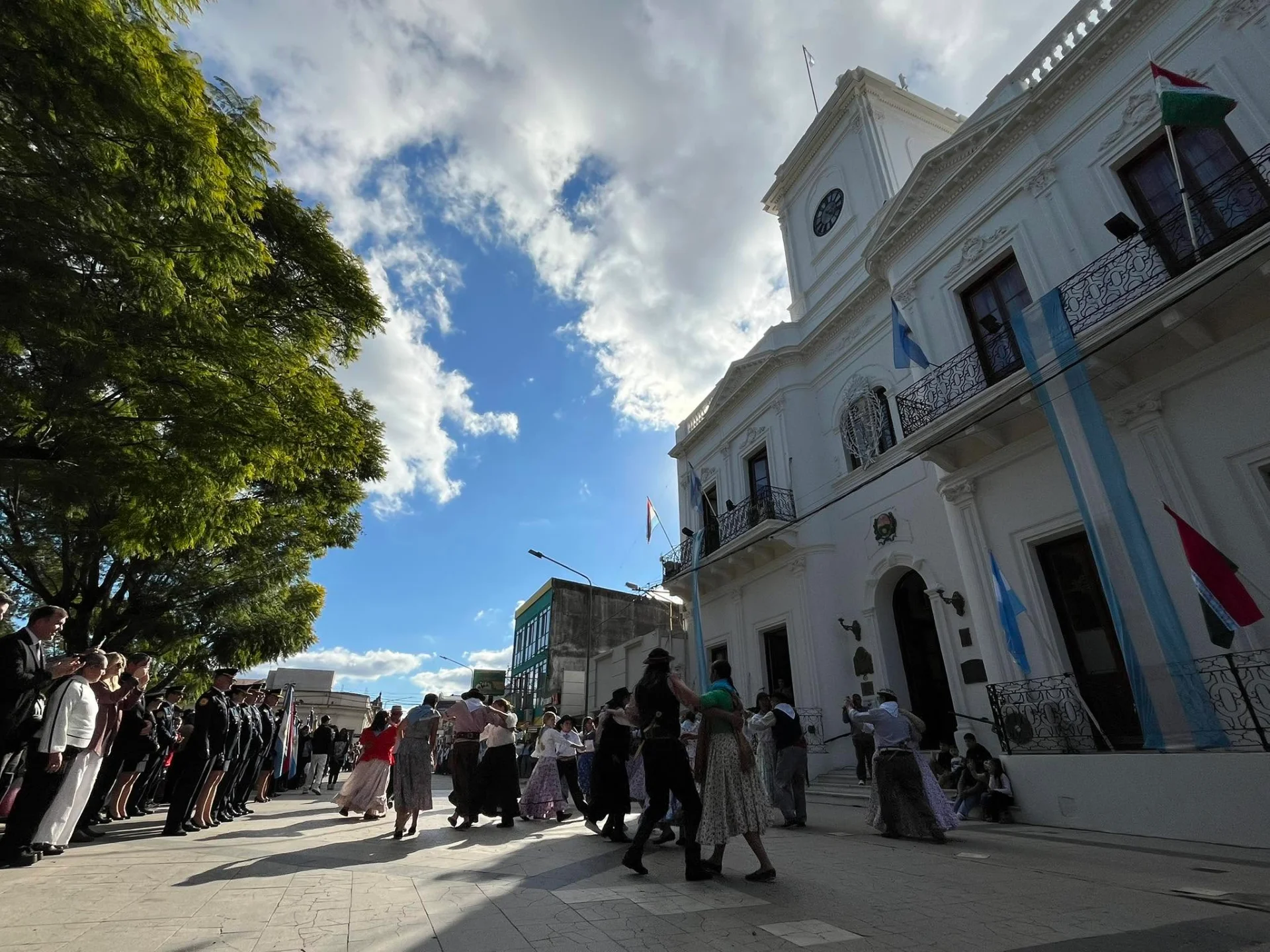 Nogoyá convoca a los comercios a participar del Concurso de Vidrieras por los 244 años de la ciudad - imagen de origen