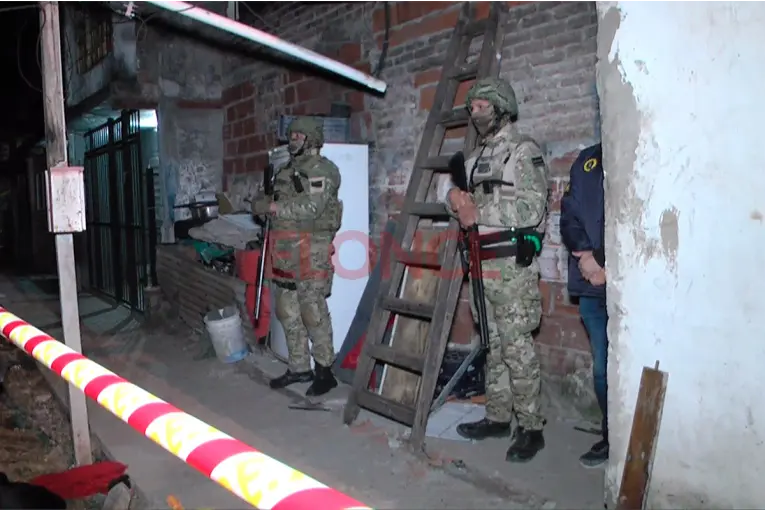 Allanaron la casa de los padres de un preso acusado de venta de drogas y secuestraron cocaína y marihuana - imagen de origen