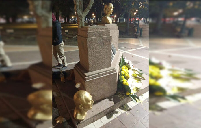 Demoraron a jóvenes por derribar el busto de Juan Domingo Perón en Plaza Ramírez - imagen de origen