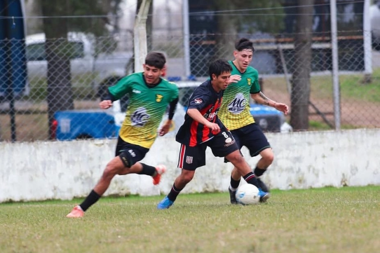 Goleada de Deportivo en primera división y Sportivo Larroque nuevo líder en la B - imagen de origen