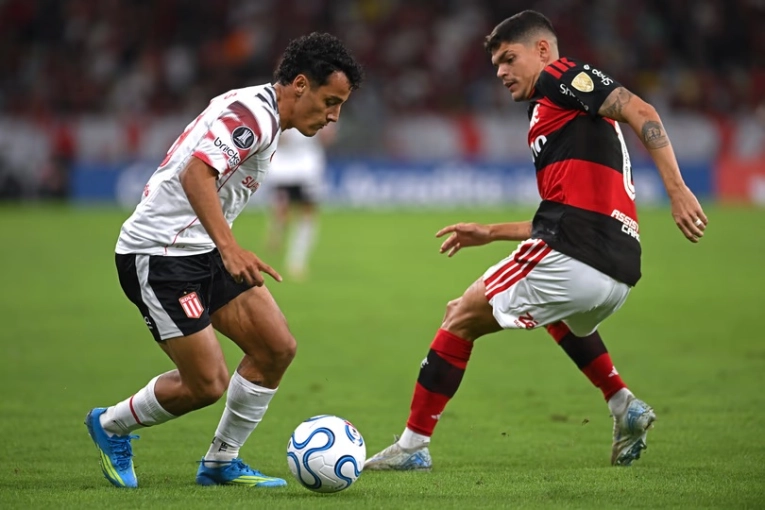 Estudiantes perdió con Flamengo y se aleja de la clasificación en la Copa Libertadores 2026 - imagen de origen