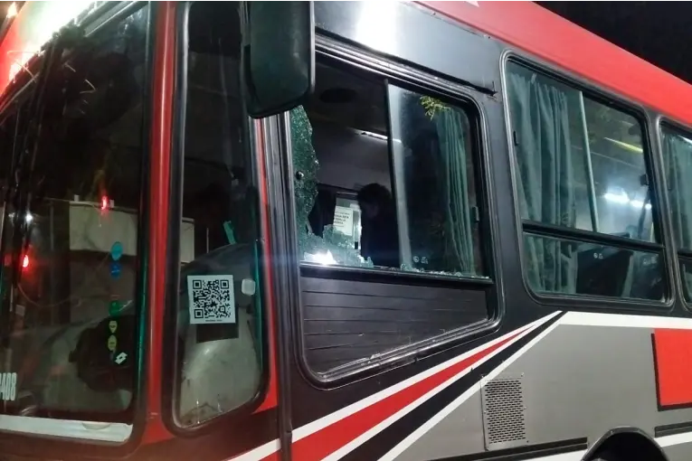 Detuvieron en Paraná a repartidor acusado de apedrear un colectivo y lesionar al chofer - imagen de origen