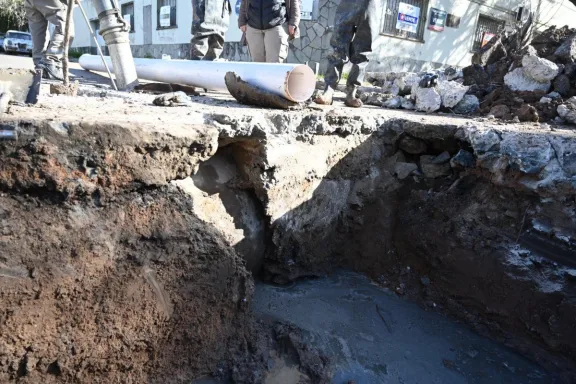 Obras Sanitarias interviene en Primera Junta y San Juan para eliminar malos olores - imagen de origen