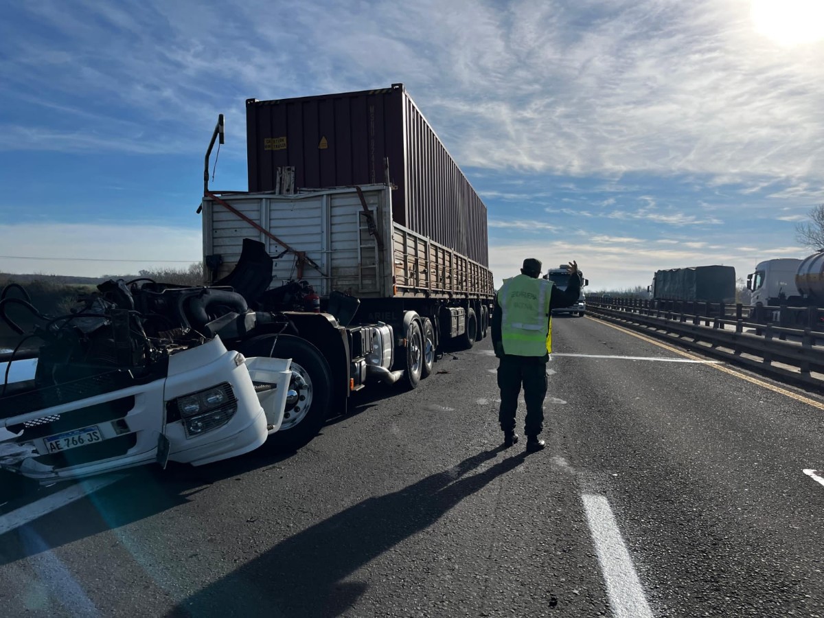 Dos lesionados. Choque entre una maquina vial y un camión - imagen de origen
