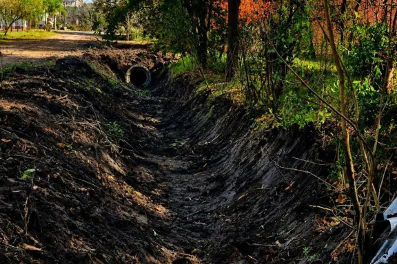 Limpieza y entubado de desagües mejoraron el drenaje en el Camino de la Costa - imagen de origen