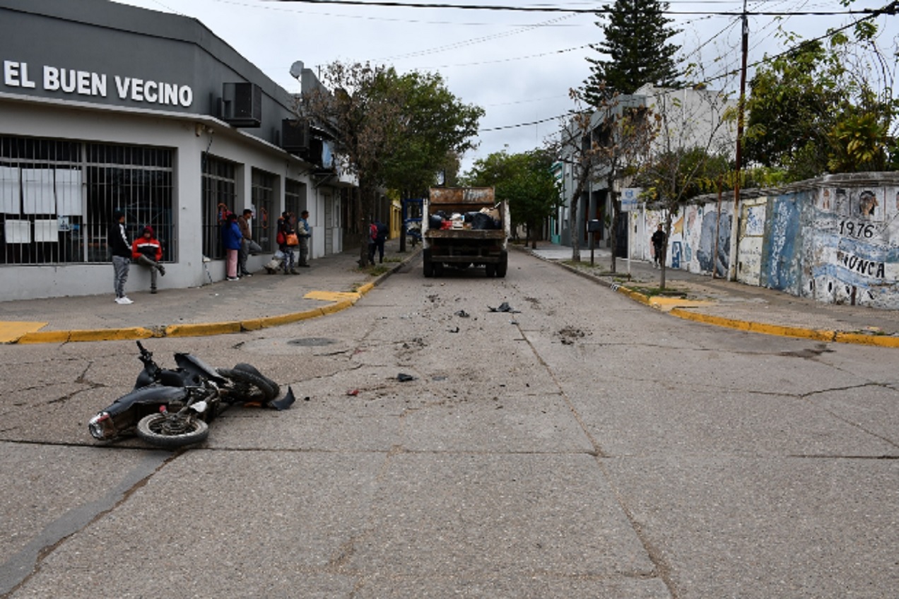 Falleció motociclista que chocó con un camión recolector de residuos - imagen de origen