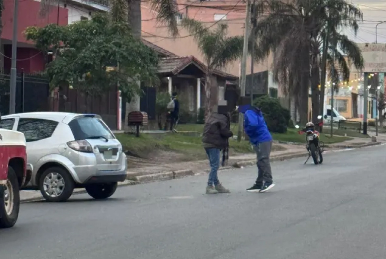 Concordia: Ingresaba el auto al garaje, no pudo frenarlo y chocó a una moto - imagen de origen