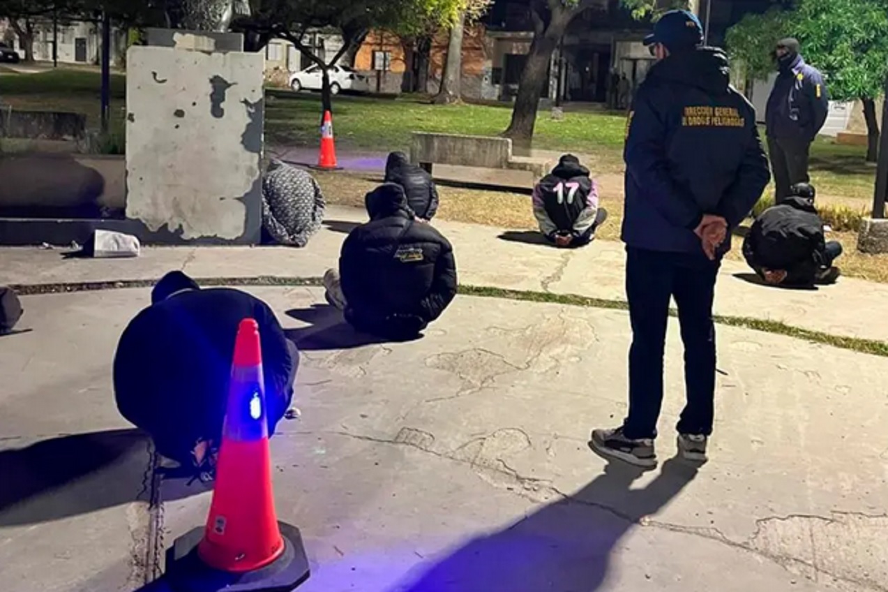 Dos detenidos por vender drogas en una plaza y en una vivienda - imagen de origen