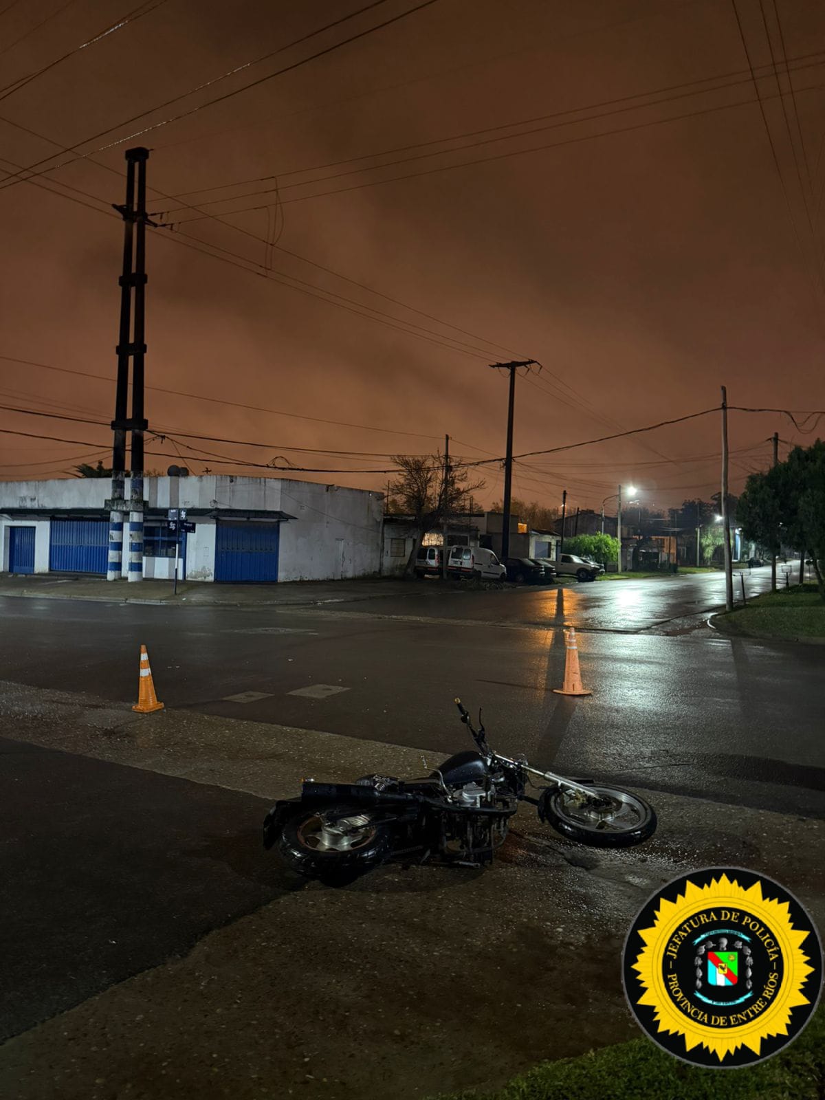 Siniestro vial en Concordia: embistió a dos jóvenes en moto, en su fuga del lugar perdió la patente y luego alegó que huyó por temor a ser linchado - 7PAGINAS - imagen de origen