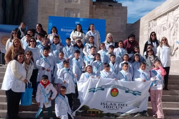 Estudiantes de Islas del Ibicuy realizaron la promesa de lealtad a la Bandera en Rosario - imagen de origen