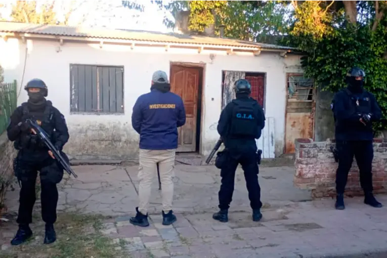 Allanamientos en barrio Macarone: secuestran motos y cocaína en operativo policial - imagen de origen