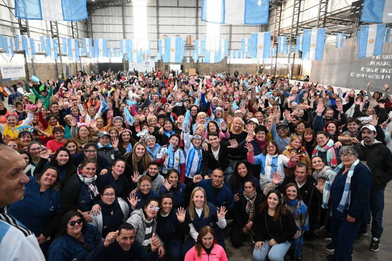Más de 500 adultos mayores coparon la tercera edición del encuentro "Siga el baile" - imagen de origen
