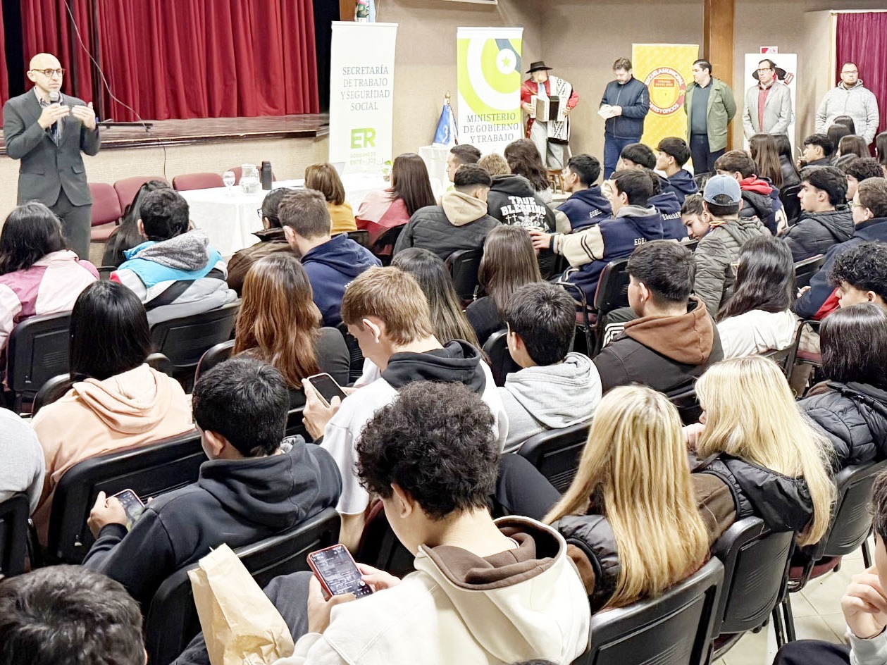 Un centenar de jóvenes de Federal se formaron en derechos laborales y herramientas para su primer empleo - imagen de origen