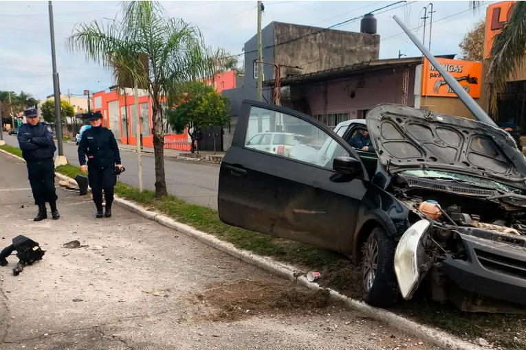 Conductor destrozó su camioneta al chocarla contra una columna de alumbrado - imagen de origen