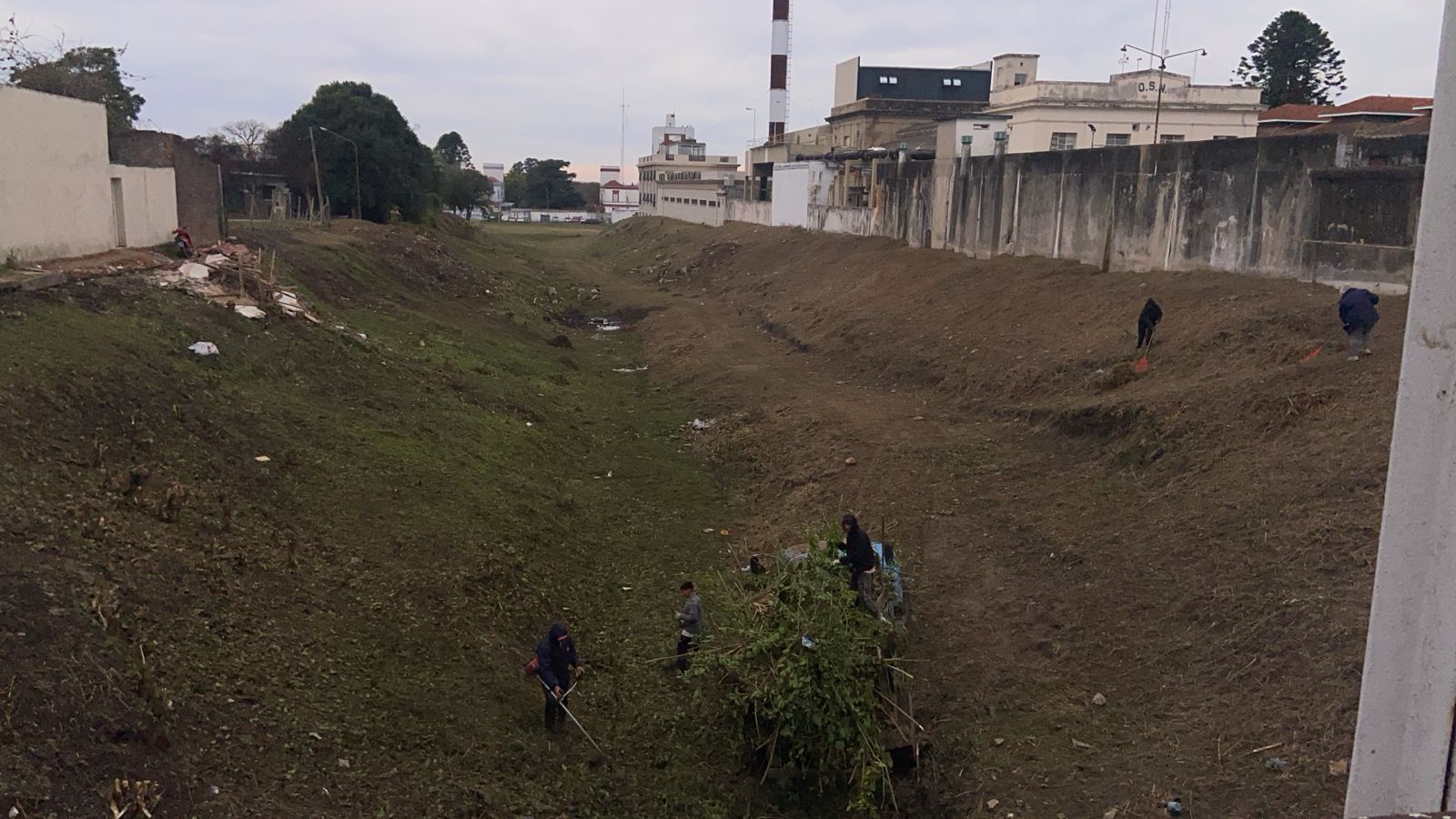 El Municipio limpia los terrenos ferroviarios en El Tropezón - imagen de origen