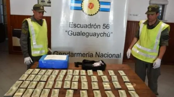 Confirman el procesamiento de dos hombres que viajaban con 500.000 dólares sin registrar - imagen de origen