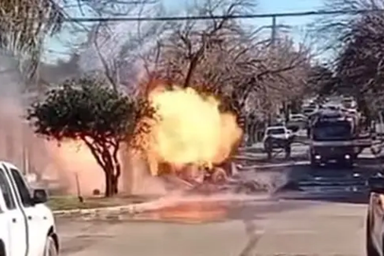 Una máquina municipal perforó un caño de gas y hubo un incendio - imagen de origen